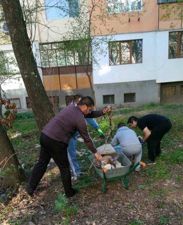 Живеещи на ул."Ем.Станев" се включиха в пролетното почистване на Димитровград