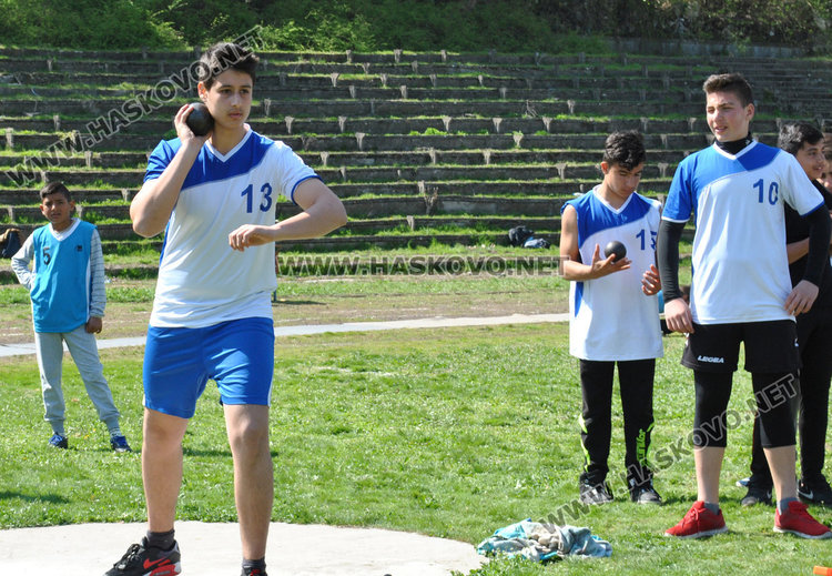 Атлетите на "Смирненски"и "Рилски" първи на ученическите общински игри