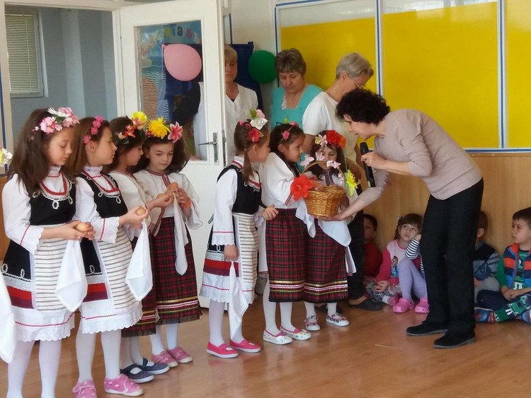 Лазарки отвориха вратите на Детска градина „8 март“