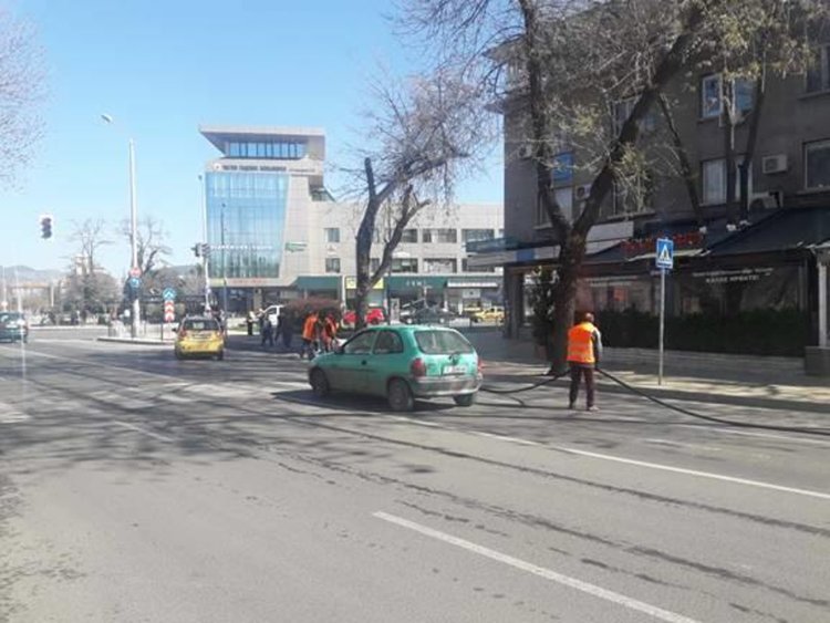 &bdquo;Грийн партнерс&rdquo;премахна следите от опесъчаване по  улиците,сега прави фино измиване
