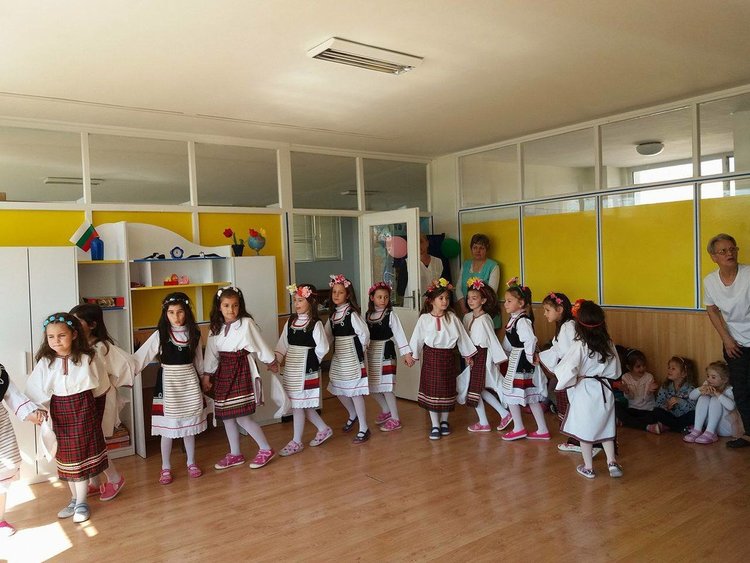 Лазарки отвориха вратите на Детска градина „8 март“