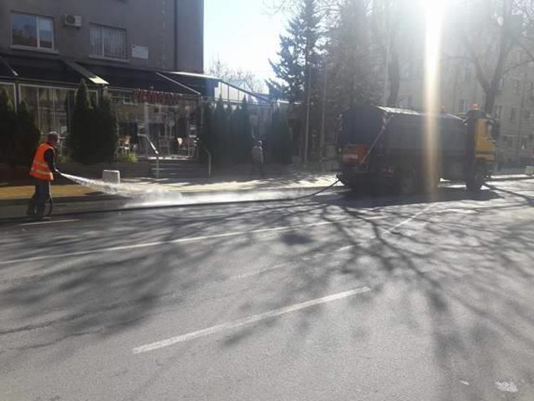 &bdquo;Грийн партнерс&rdquo;премахна следите от опесъчаване по  улиците,сега прави фино измиване