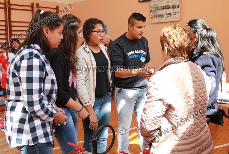 Димитровградски ученици оказваха първа помощ при бедствия и аварии