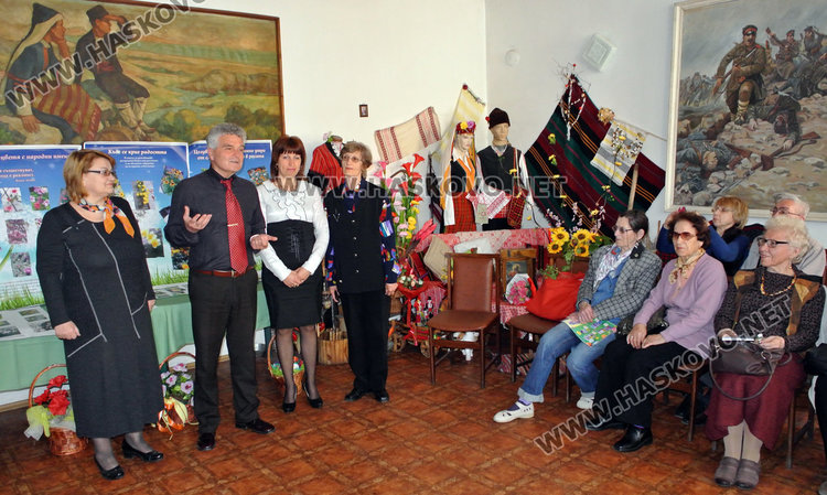 70-годишна снима с телефон цветята в природата, показва ги в изложба