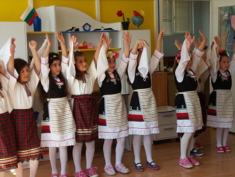 Лазарки отвориха вратите на Детска градина „8 март“