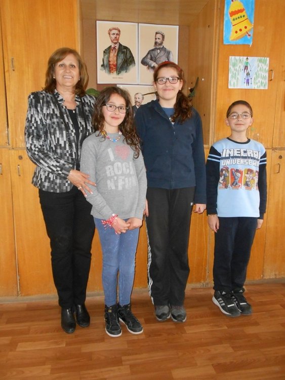 Тримата първенци и тяхната учителка Тоска Капитанова