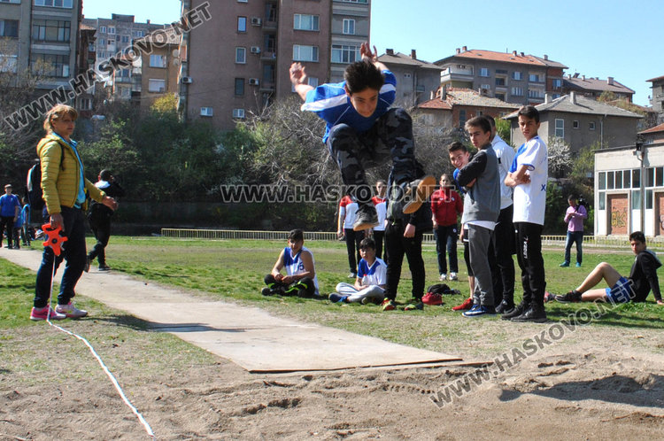 Атлетите на "Смирненски"и "Рилски" първи на ученическите общински игри