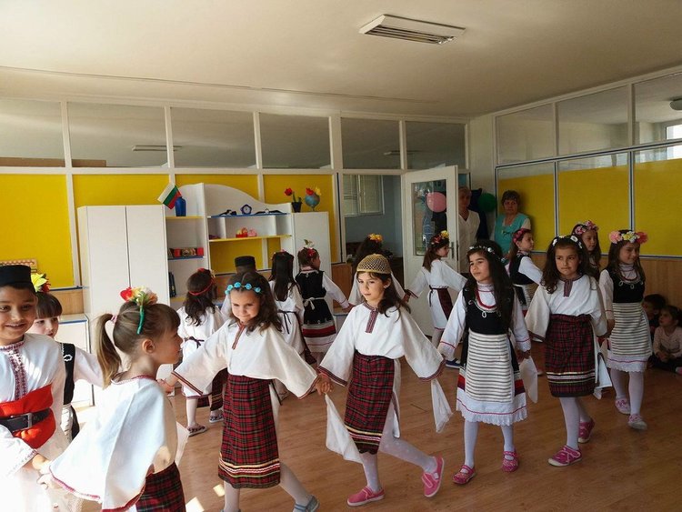 Лазарки отвориха вратите на Детска градина „8 март“