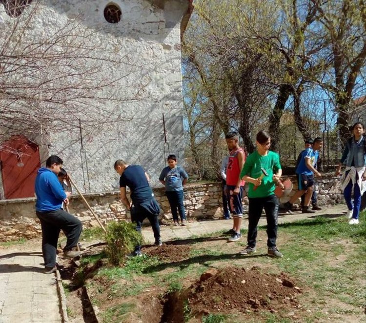 Учениците от село Крепост засадиха 100 дръвчета, дарени от инициативата  "Когато станем 100 000 ще посадим гора"