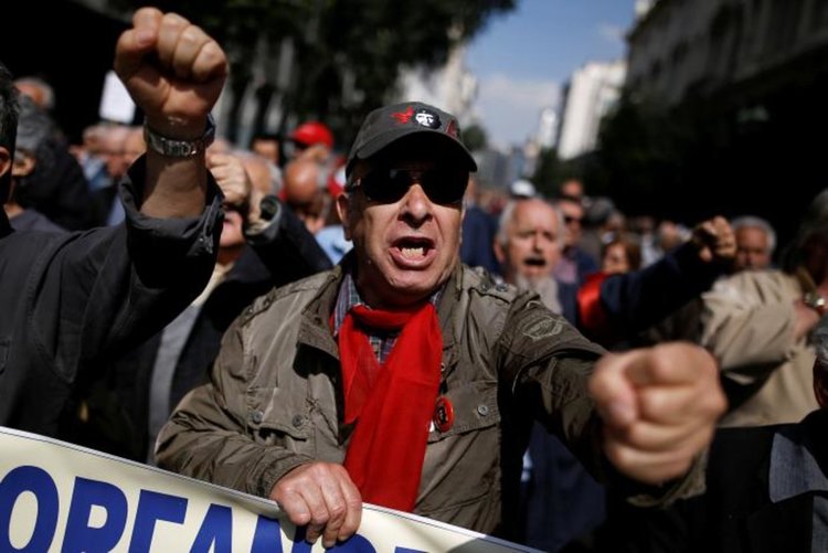 Не режете пенсиите, отрежете си гърлата - протестираха хиляди пенсионери в Атина