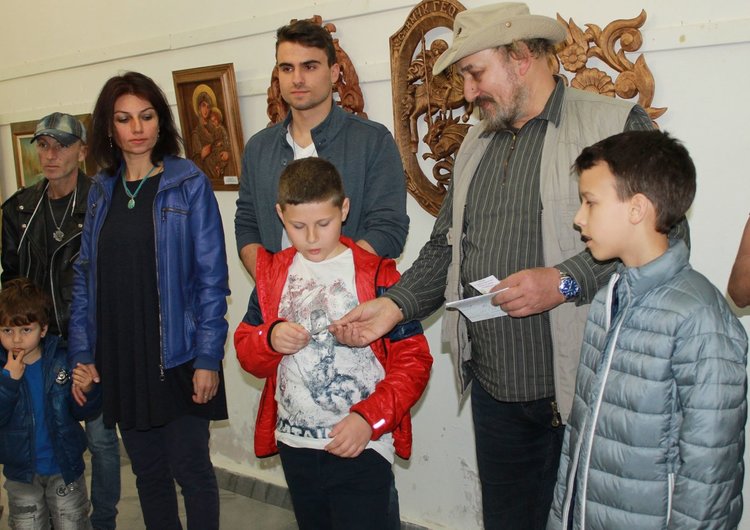 Възпитаници на школата по християнско изкуство и скулптура към Детски и младежки център са сред авторите в откритата снощи в Великденска изложба