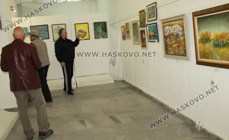 Деца представят свои творби във Великденска изложба в Димитровград