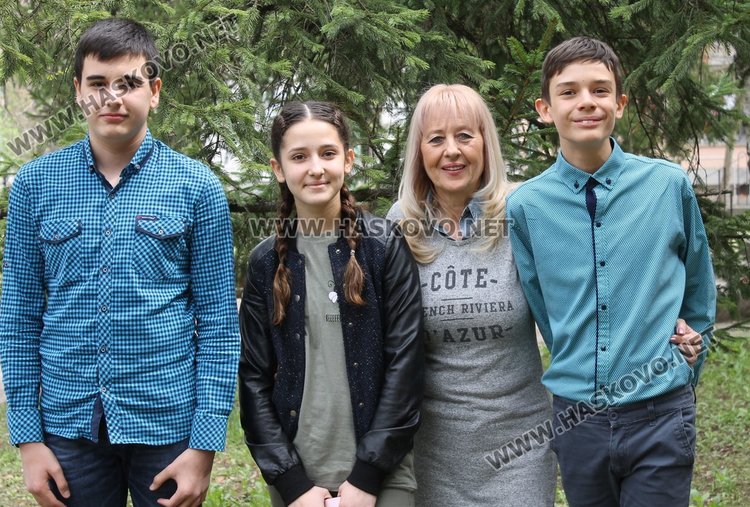 Отличените ученици в олимпиадата и преподавателят Петя Хаджийска