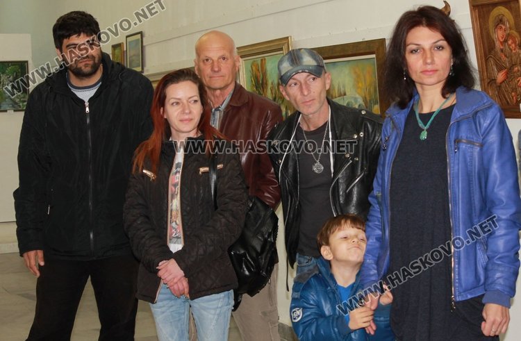 Деца представят свои творби във Великденска изложба в Димитровград