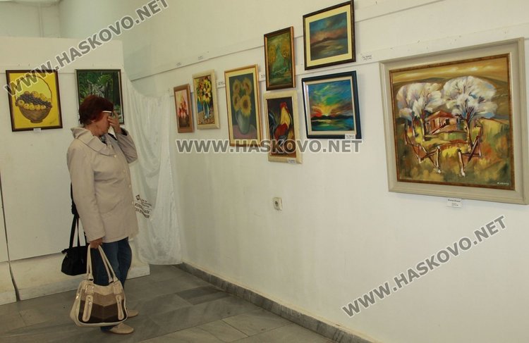 Деца представят свои творби във Великденска изложба в Димитровград