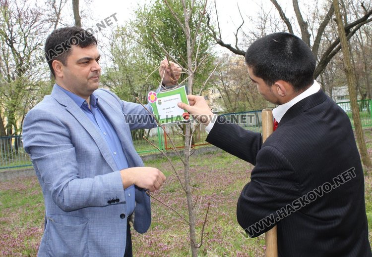 Засадиха 12 дръвчета в парк на приятелството в Димитровград