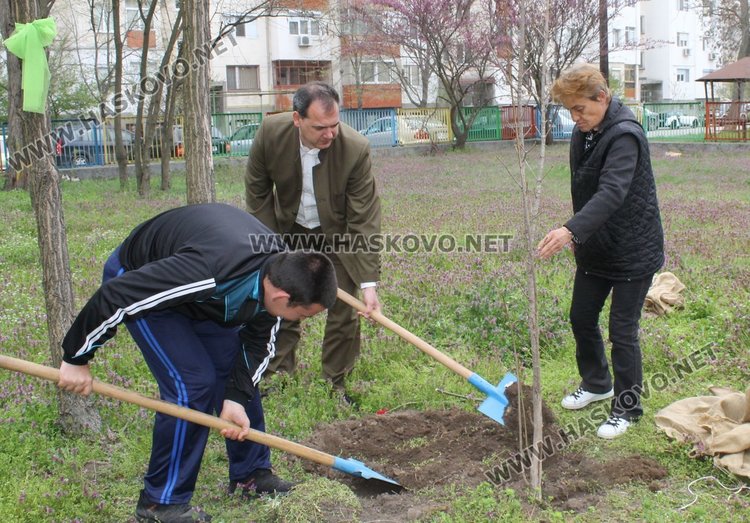 В засаждането се включи и щефът на Държавно горско стопанство-Хасково инж. Любомир Илиев.