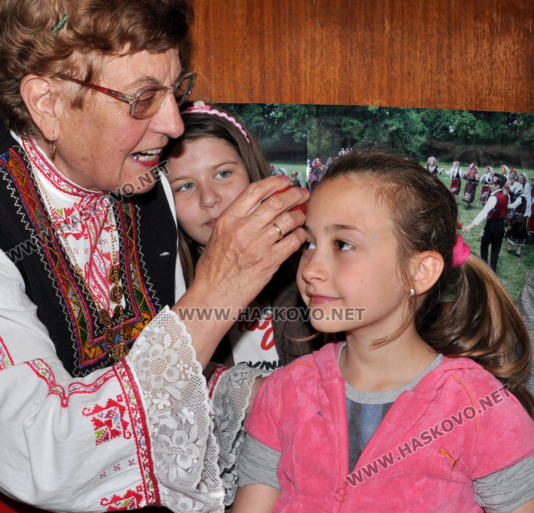 Деца научиха как са се боядисвали яйцата преди век 