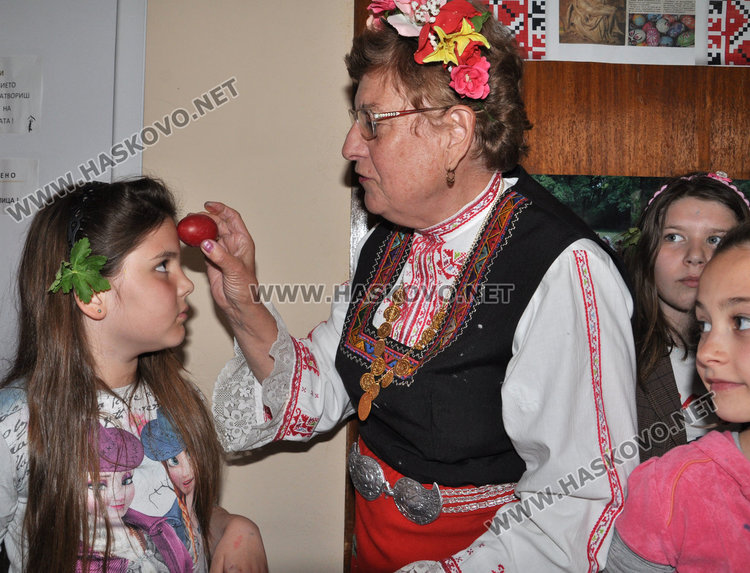 Деца научиха как са се боядисвали яйцата преди век 