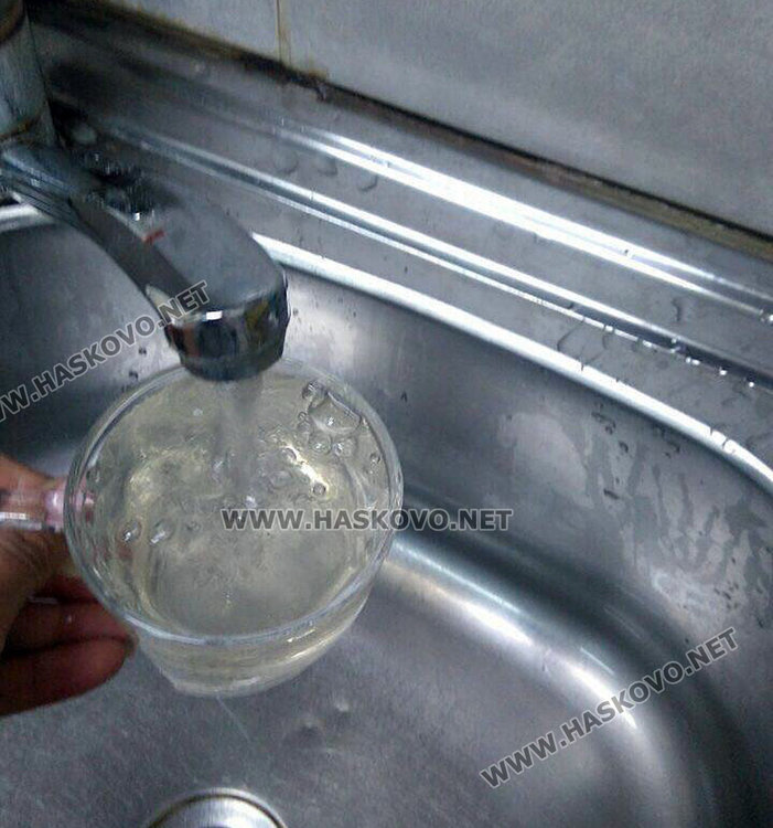 Мътилка потече от чешмите в центъра на Хасково