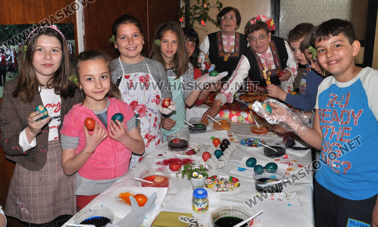 Деца научиха как са се боядисвали яйцата преди век 