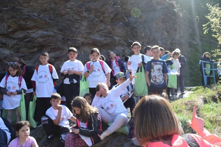 Ученици на екопоход по проекта "Станимашки еко-к@лейдоскоп" 