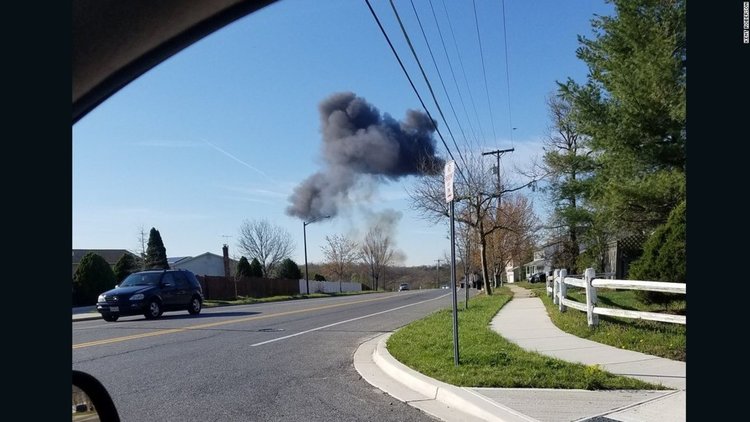 Пилот разби F-16 в гора, за да избегне предградие на Вашингтон