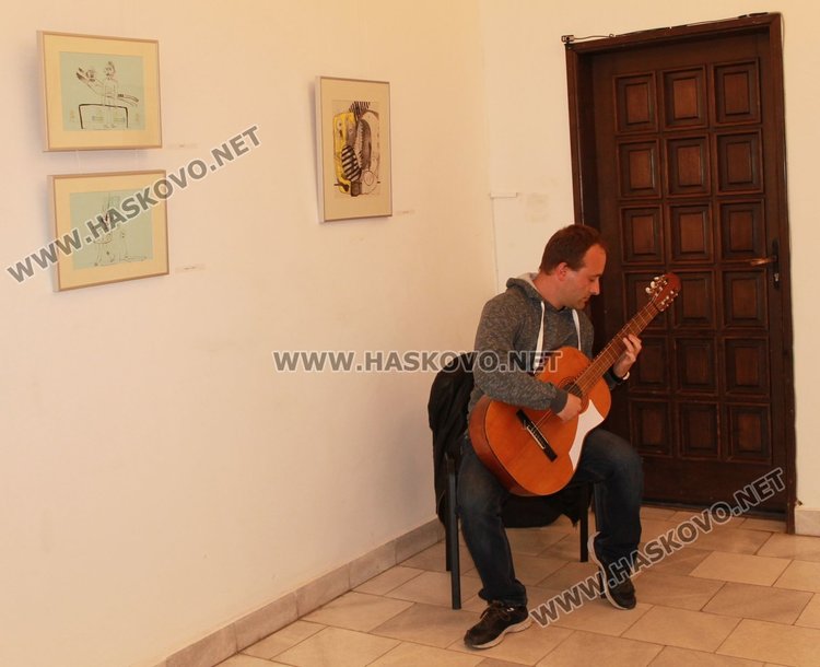 Пловдивски художник с провокативна изложба "Рисунка" в Димитровград