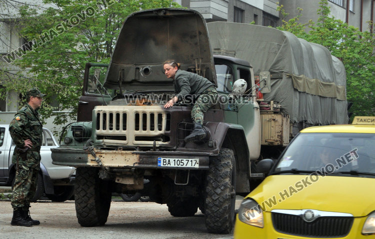 За честта на армията: дама с пагони ремонтира закъсал Зил