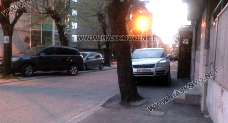 Читател: Вижте как паркира джипа си общински съветник