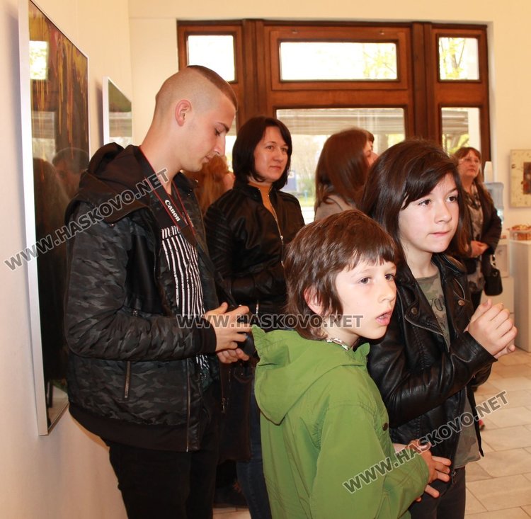 Пловдивски художник с провокативна изложба "Рисунка" в Димитровград