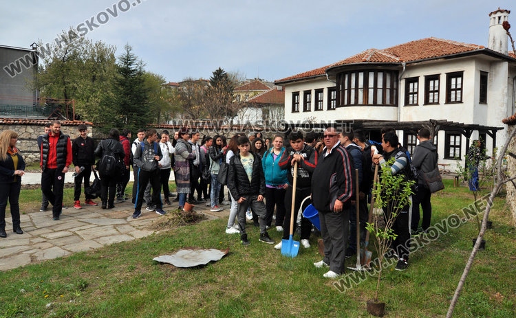 Паскалевци залесиха двора на възрожденската къща на патрона си