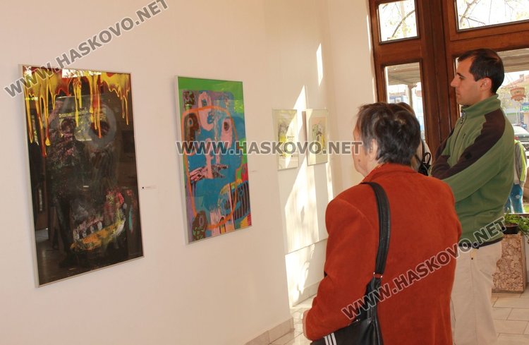 Пловдивски художник с провокативна изложба "Рисунка" в Димитровград