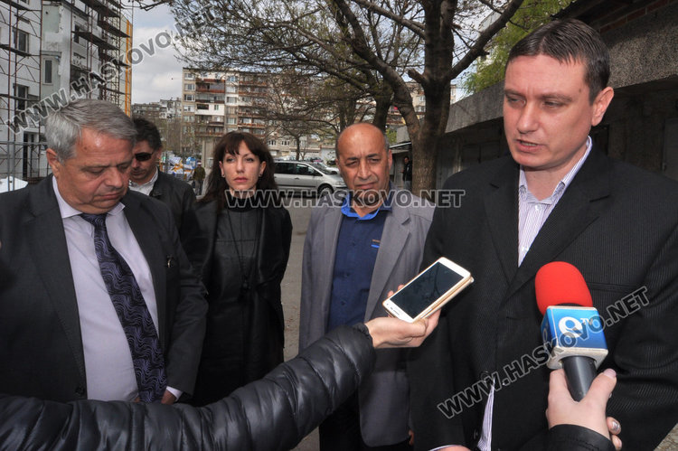 Евгени Консулов (най-вдясно), Велин Балкански, главният архитект Деляна Панайотова, шефът на Инспекцията по труда Петър Андреев