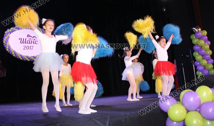 С изяви на децата от димитровградските детски градини днес в ОДТ "Ап.Карамитев" започна общинския конкурс за детско творчество "Шанс"