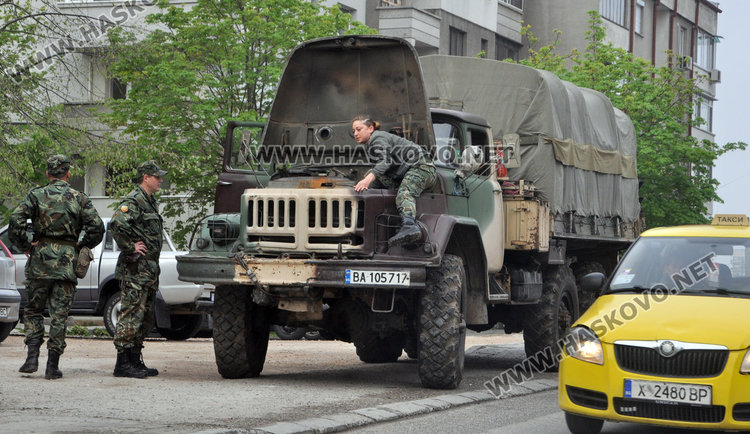 За честта на армията: дама с пагони ремонтира закъсал Зил