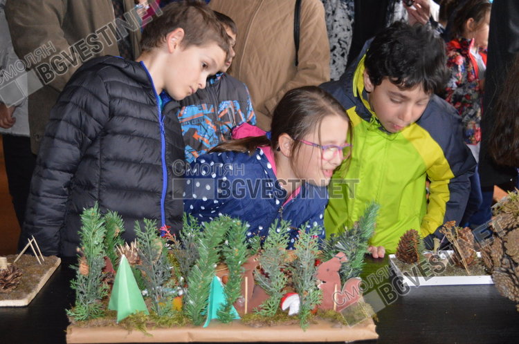 Децата с интерес разглеждаха изработените от природни материали макети