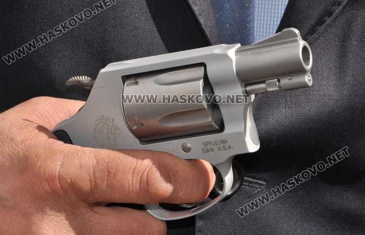 Шефът на МВР Хасково награден с револвер от министъра