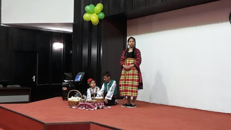 Лазарки тръгнаха ден по-рано, за да зарадват служителите в общината