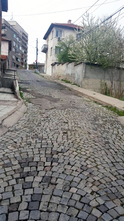 Читател: улица „Кавала“ е разбита и опасна