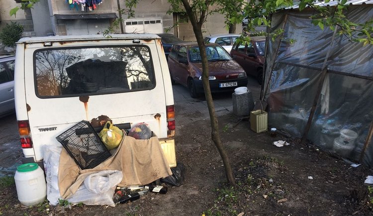 Живеещи на ул."Иван Вазов" се оплакват от пиянски тормоз и боклуци