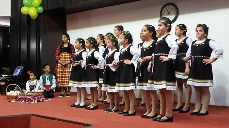 Лазарки тръгнаха ден по-рано, за да зарадват служителите в общината