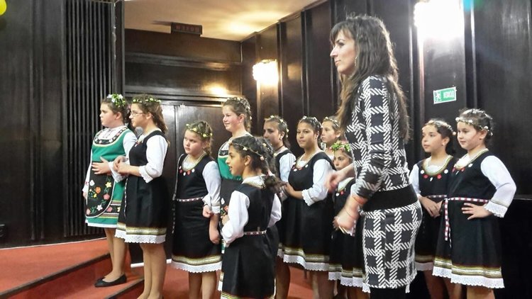 Лазарки тръгнаха ден по-рано, за да зарадват служителите в общината