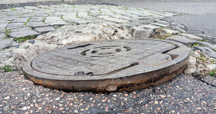 Читател: улица „Кавала“ е разбита и опасна