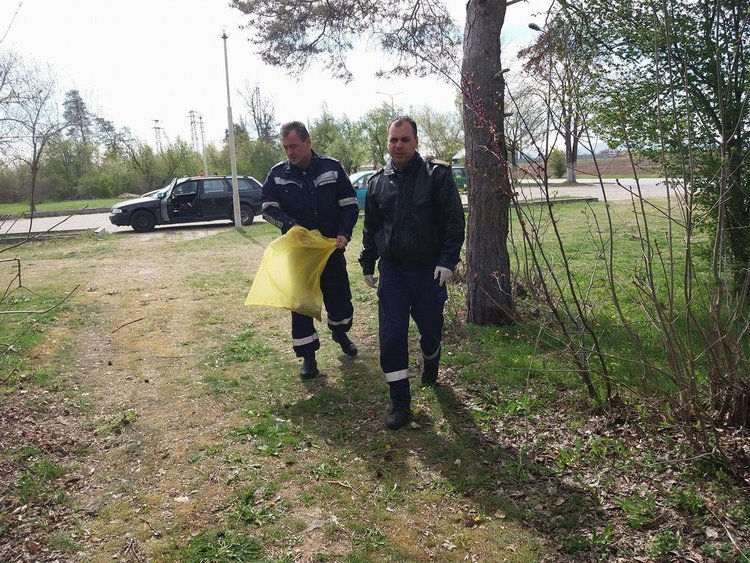 Млади огнеборци почистиха района около градски стадион