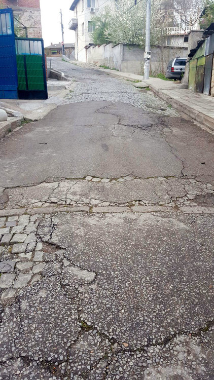 Читател: улица „Кавала“ е разбита и опасна