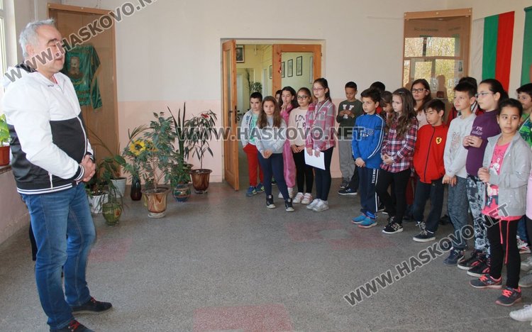 Грамотите и медалите на децата връчи зам.директорът Митко Дерменджиев