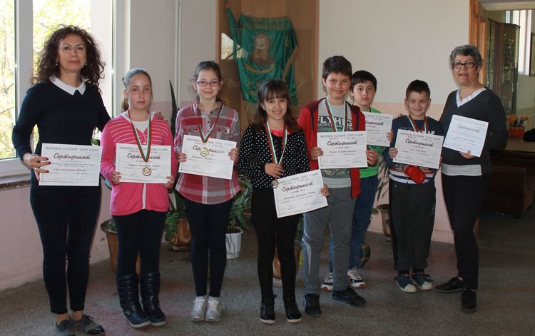 Отличените деца с техните преподаватели