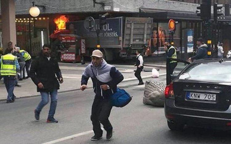 Камион се вряза в пешеходци в центъра на Стокхолм, трима убити (обновена)