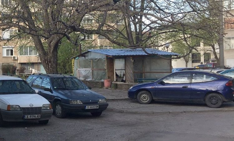 Живеещи на ул."Иван Вазов" се оплакват от пиянски тормоз и боклуци